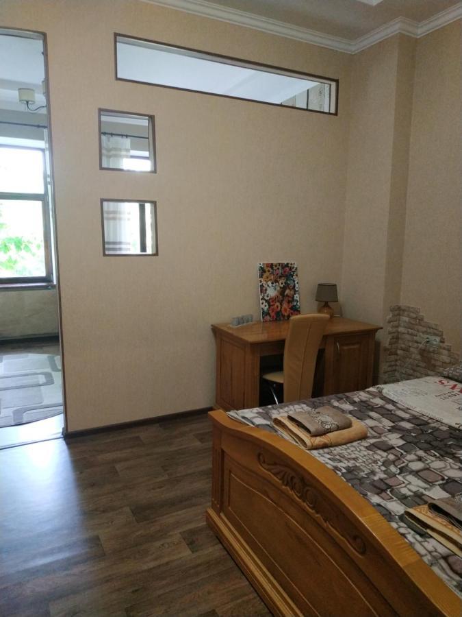 Apartment In The Center Of Old Town Kamjanets-Podilskyj Exteriör bild